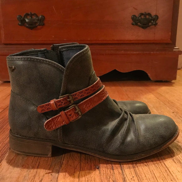 roxy boots grey